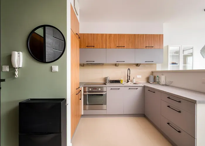 Urban Quiet By Bookinghost *